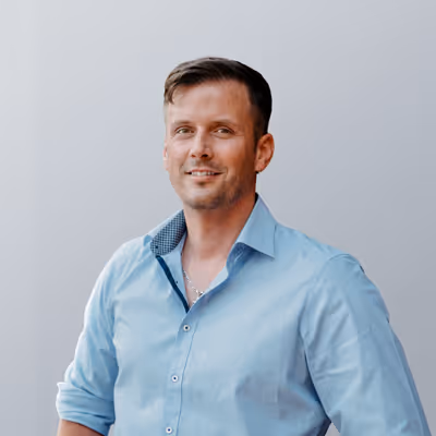 Salzgeber - Bild eines zufriedenen Kunden aus dem Handwerk. Der Energieberater hat ein blaues Hemd an.